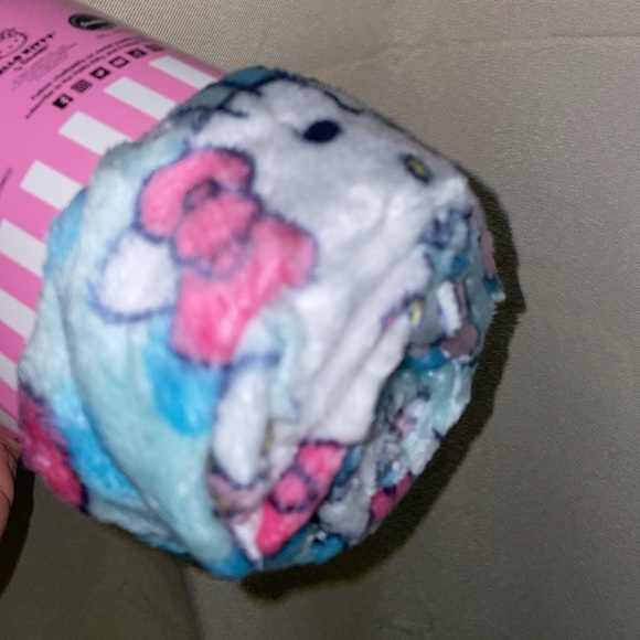 Hello Kitty Silky Plush Throw - Picture 3 of 3
